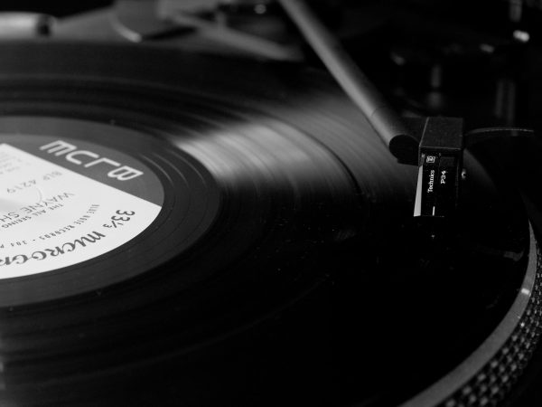 At bringe vinyl tilbage: Pladespillerens genoplivning