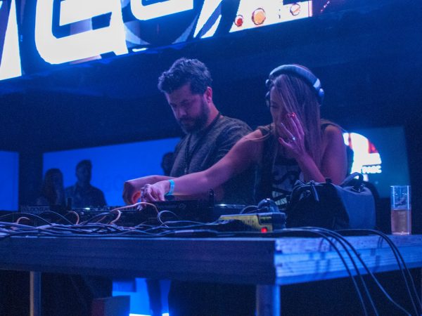 Skab uforglemmelig stemning med DJ til brylluppet – derfor er det et must